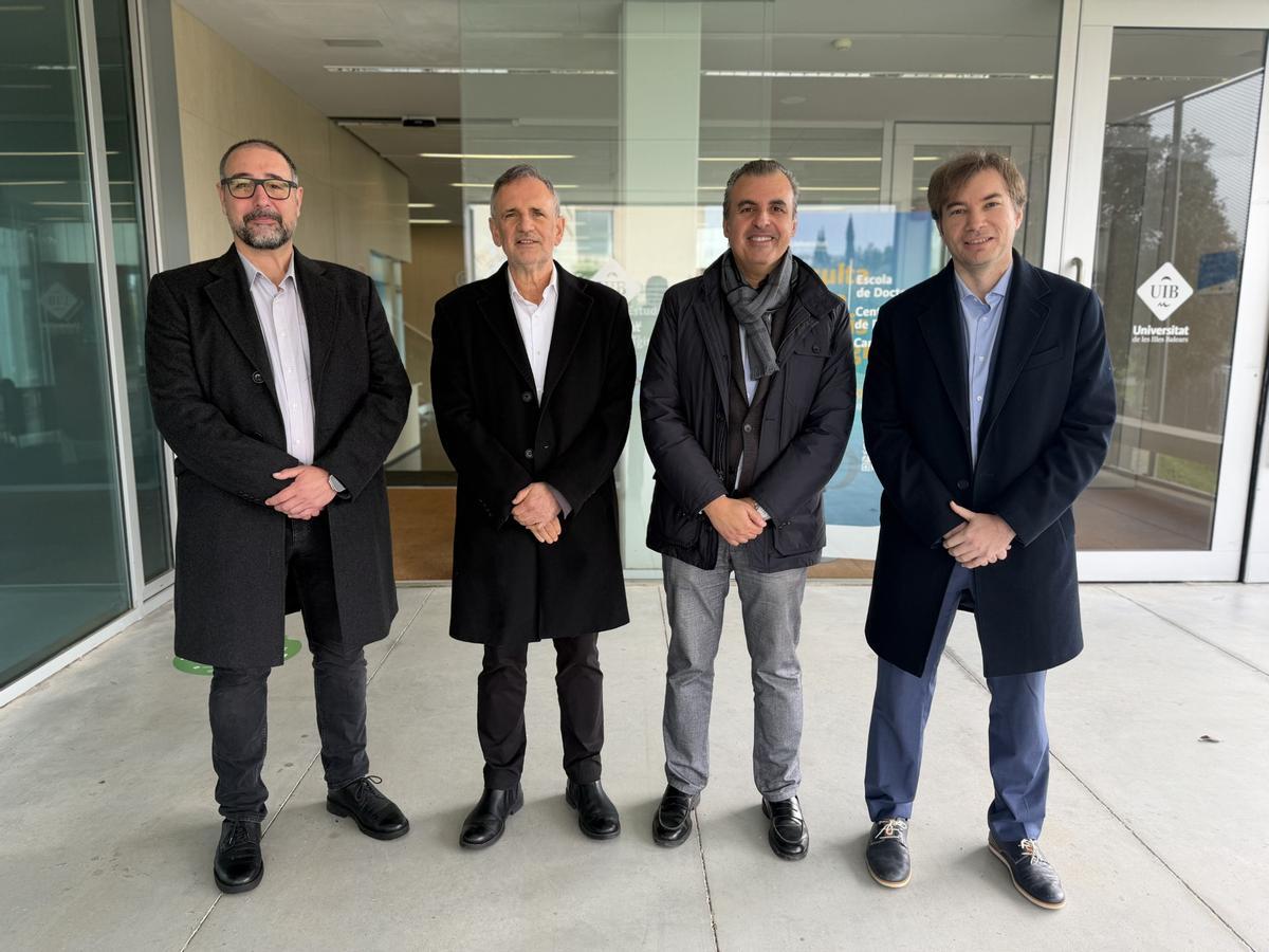 Carot y Vera (centro) durante la presentación de las ayudas, este lunes en la UIB.