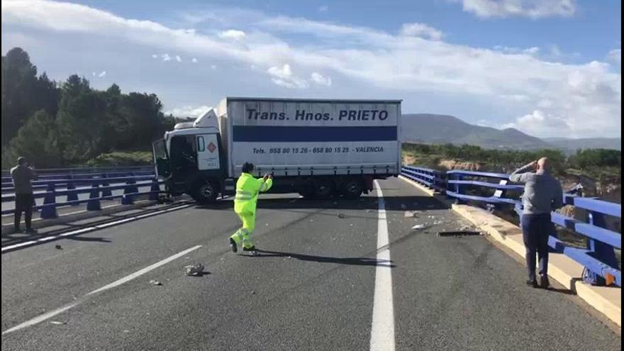 Un camión choca contra un 'quitamiedos' en la A-7 por el viento