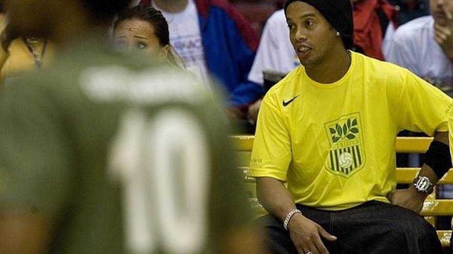 Ronaldinho participó en un acto benéfico en Brasil.