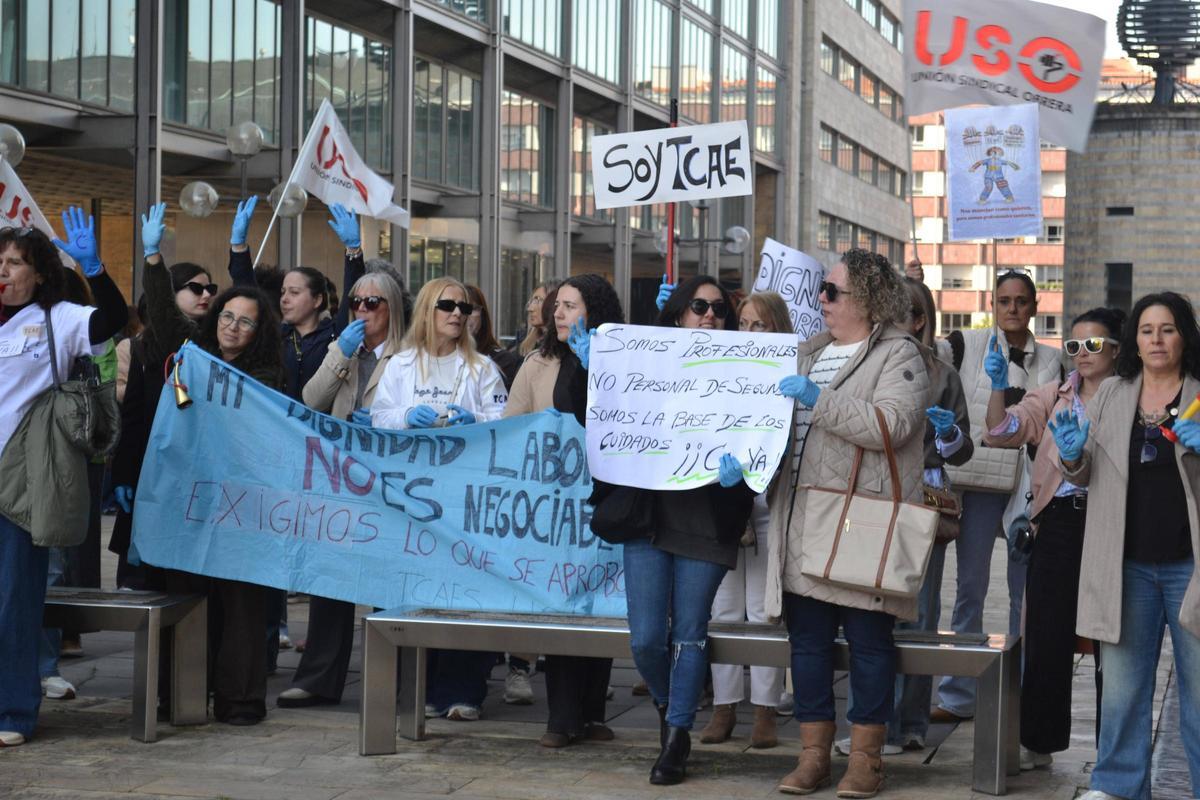 Un momento de la protesta ante la Consejería de Derechos Sociales y Bienestar.