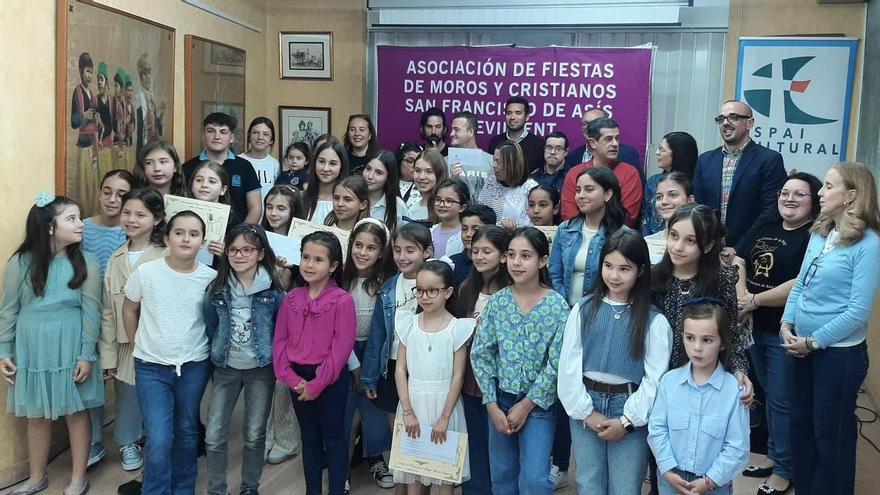 Los ganadores del concurso de dibujo de la Asociación de Moros y Cristianos de Crevillent posan con sus diplomas