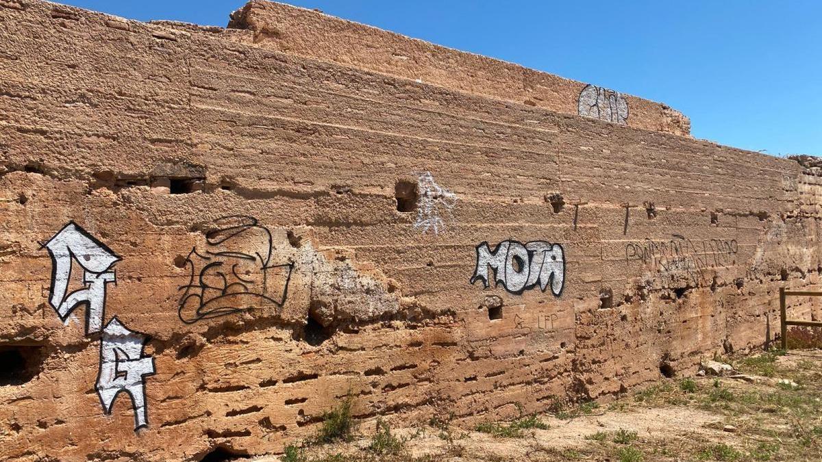 Denuncian pintadas vandálicas en el castillo de la Vilavella