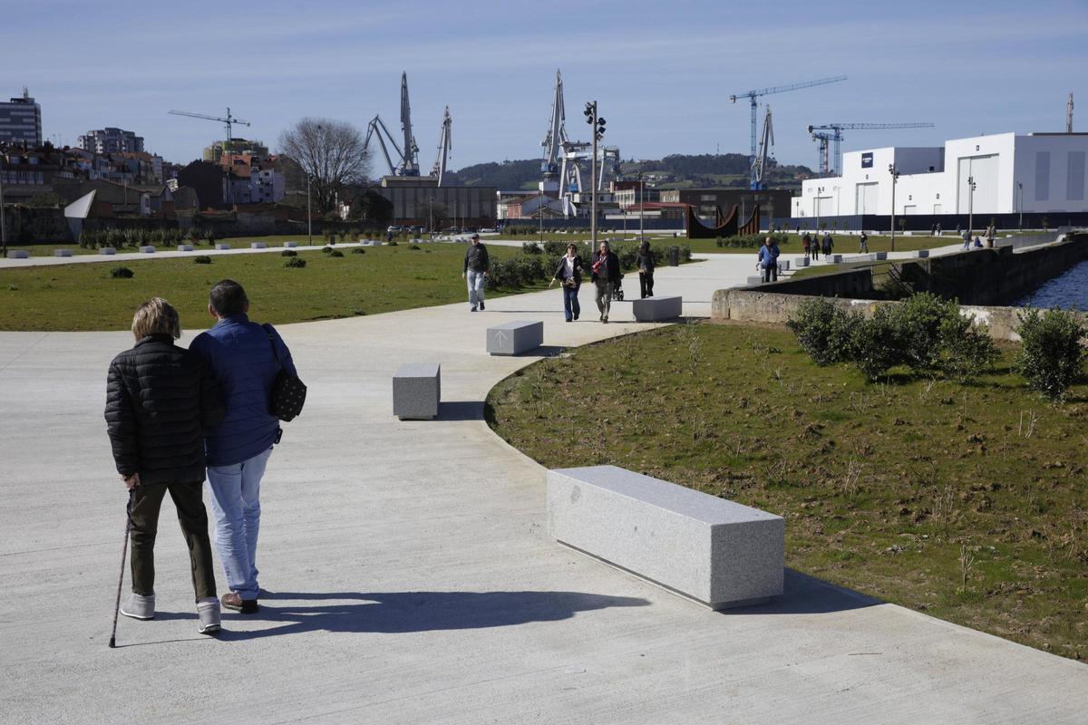 Paseantes ayer domingo por Naval Azul.