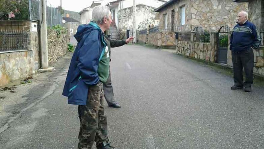 Vecinos en una de las calles donde se produjeron los robos en Villarino Manzanas.