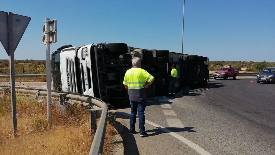 El vuelco de un tráiler obliga a cortar una salida de la autopista de Llucmajor