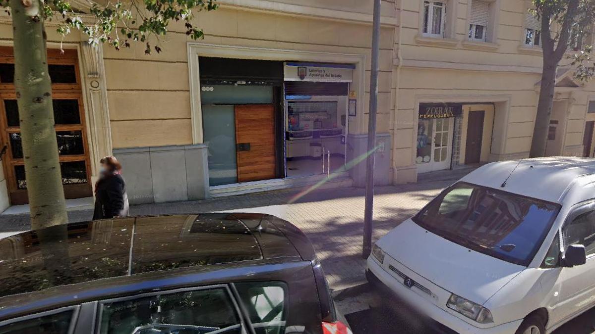 Administración en la calle Galileu donde ha tocado el quinto premio de la lotería de Navidad