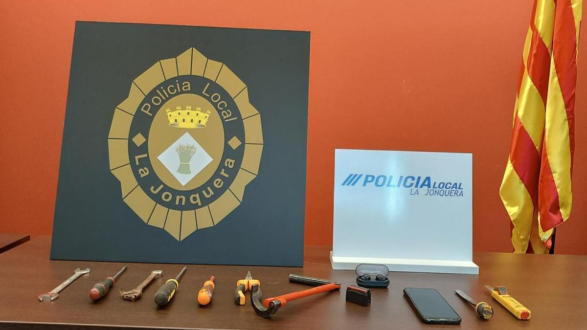 La Policia Local ha trobat diverses eines que podrien utilitzar-se per a la manipulació de panys, dues orelleres i un aparell electrònic, anomenat skimmer, que serveix per a copiar targetes de crèdit.