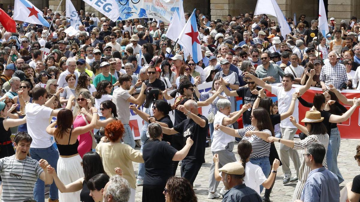 Miles de persoas toman as rúas de Santiago en defensa do galego