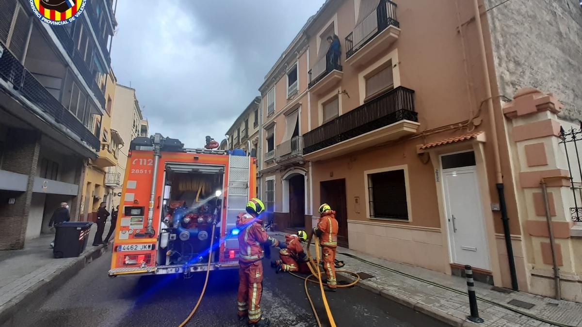 Una mujer de 84 años resulta herida leve en un incendio en Carcaixent