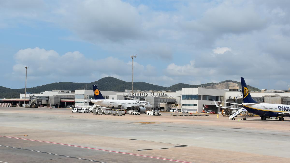 Aviones en la zona aire de la terminal de es Codolar.