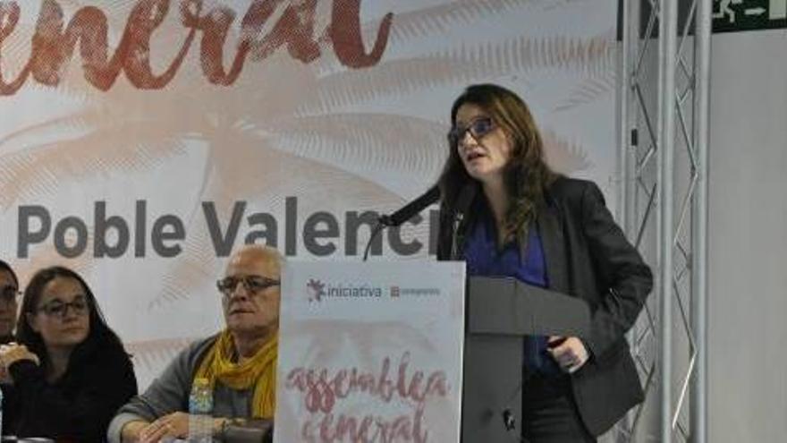 La vicepresidenta Mónica Oltra, en una asamblea de Iniciativa del Poble Valencià en 2016.