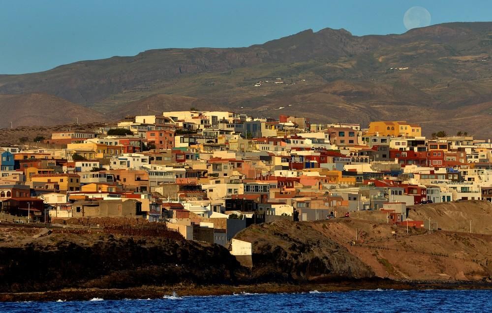 Erección del aerogenerador de Plocan en aguas de Telde