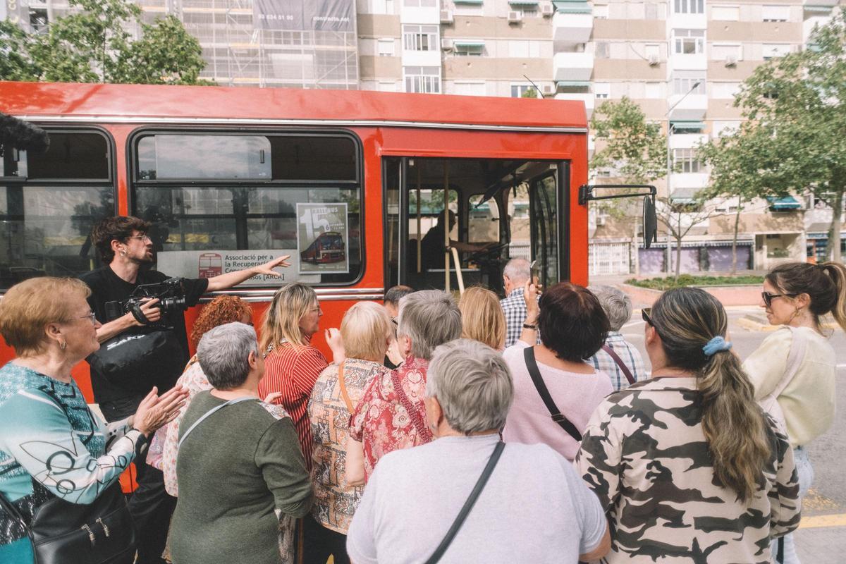 Momento de rodaje con el autobús simulando la lucha para conseguirlo
