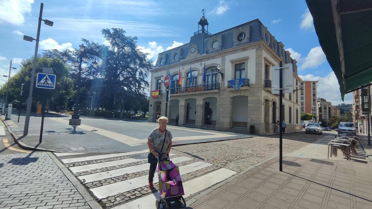 Una mujer cruzando el paso de cebra próximo al Ayuntamiento, en una imagen tomada hace unos días.