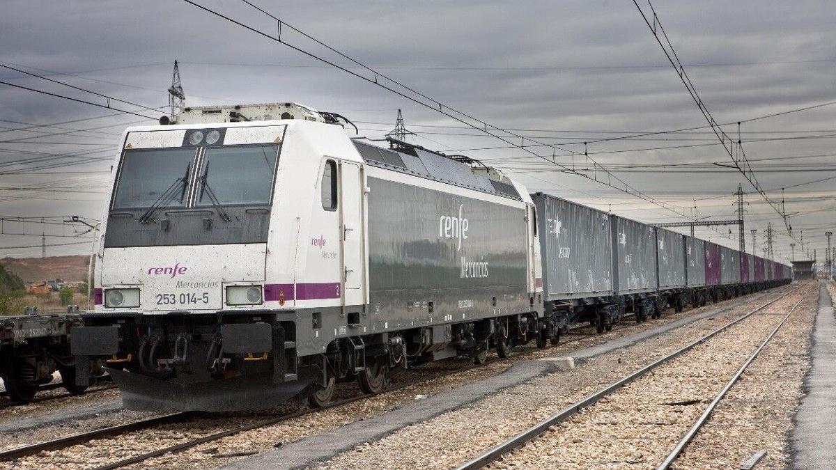 Un tren de mercancías de Renfe
