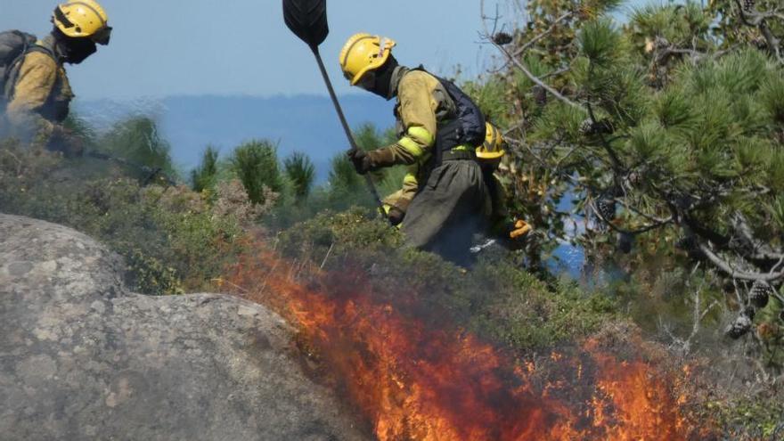 Las exhaustas labores de extinción del incendio de Cangas