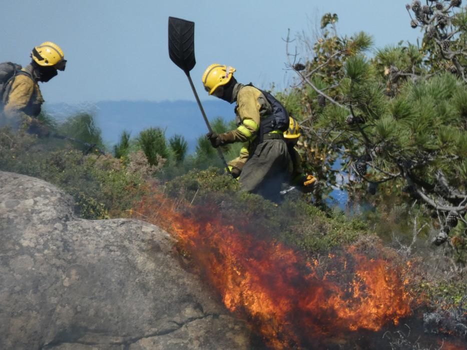 Las exhaustas labores de extinción del incendio de Cangas. // S. Álvarez