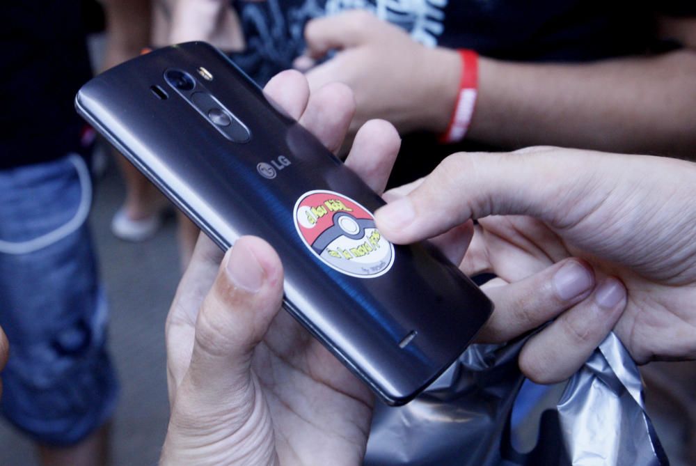 Més d'un centenar de persones es troben per caçar Pokémons a Salt