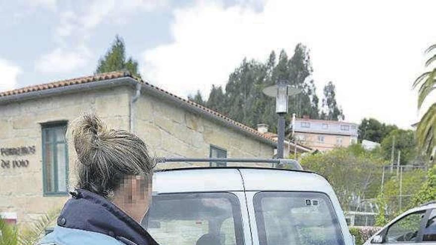 Una policía local multando a una furgoneta.