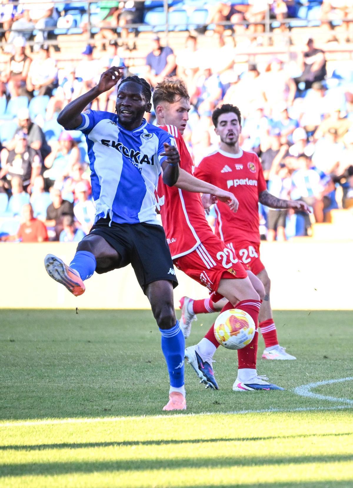 Ben Hamed pierde el control del balón durante un partido en Alicante esta temporada.