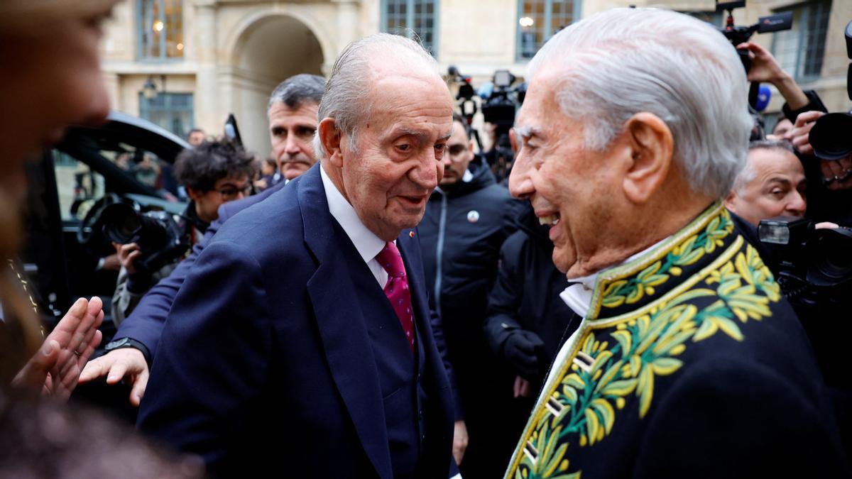 Juan Carlos y Vargas Llosa juntos al finalizar la ceremonia