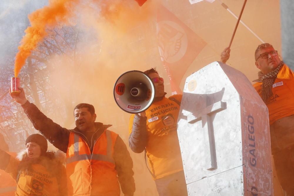 Han cortado el tráfico para pedir a la ministra de Industria, Reyes Maroto, que actúe definitivamente y evite el cierre de las plantas de A Coruña y Avilés.