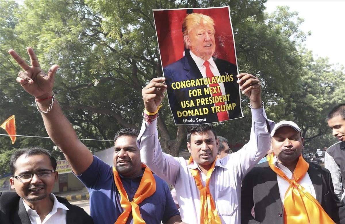Activistas de la minoritaria formación ultraderechista india Hindú Sena celebran la victoria del candidato republicano.
