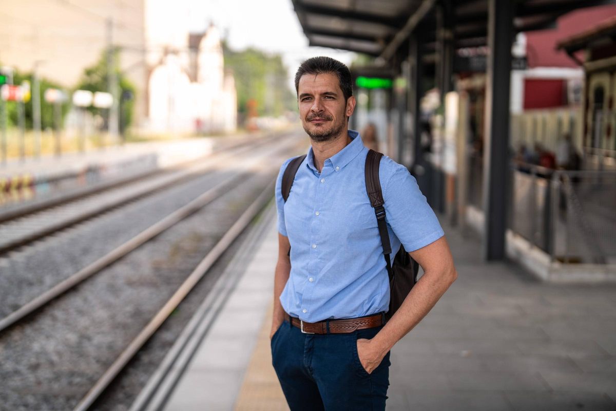 Sergi Parra de 42 años viaja cada día en la R3 de Rodalies para ir a trabajar