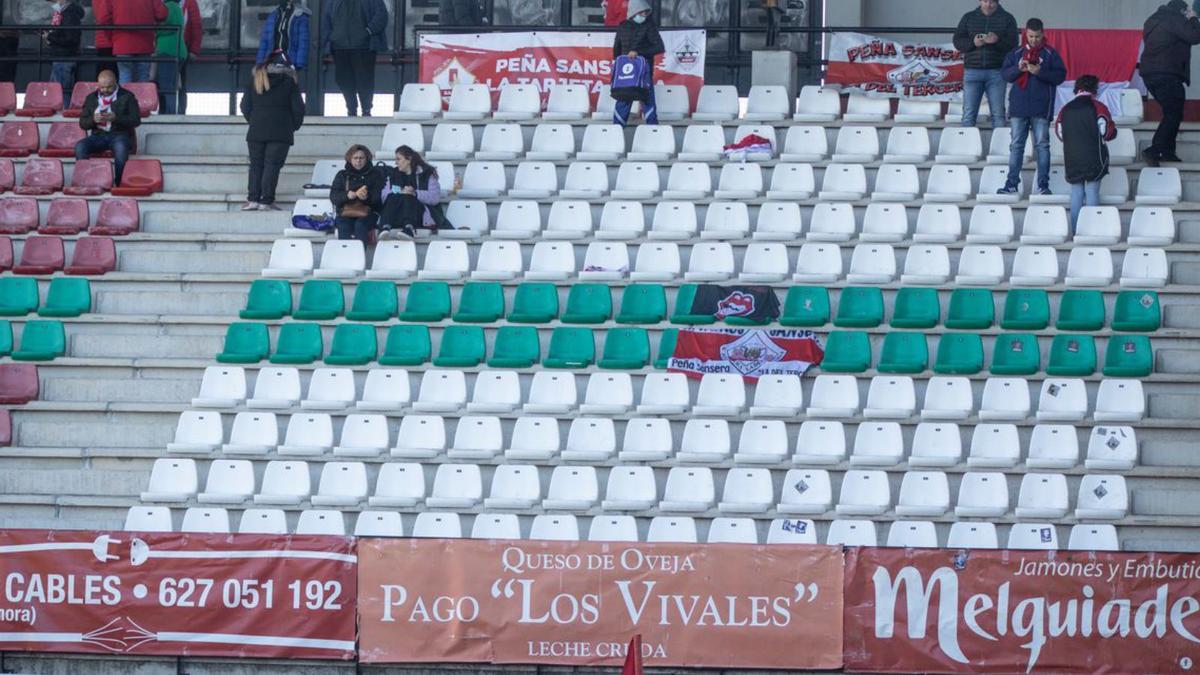 Los seguidores del San Sebastián de los Reyes regresaron a la zona de Preferencia que cedió el día del Deportivo | EMILIO FRAILE