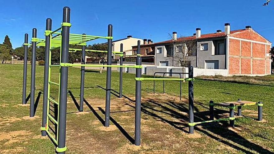 Aparells per fer exercici instal·lats al parc Ramon Trias Fargas.