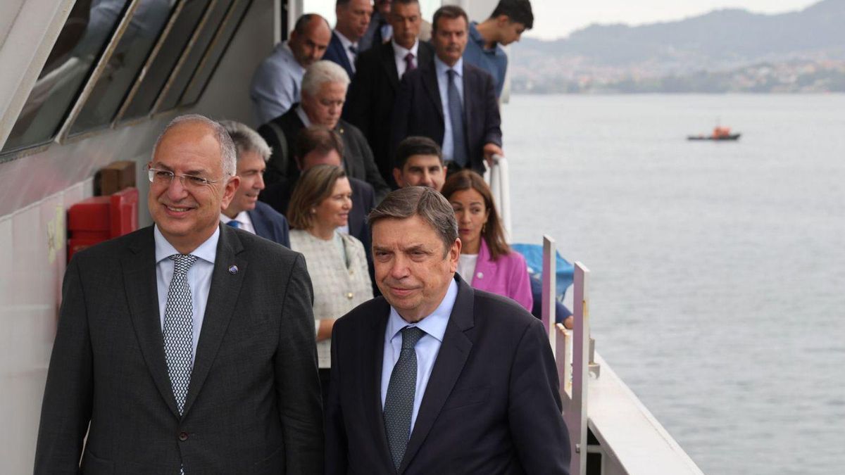 El comisario de Pesca, Costas Kadis (a la izquierda), con el ministro Luis Planas, a bordo del buque escuela «A-41 Intermares».