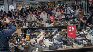 Ambiente en el outlet efímero de la cadena de zapaterías Casas, que ofrece descuentos en marcas como Converse, Aro o Camper, en Barcelona, el 22 de octubre de 2025.