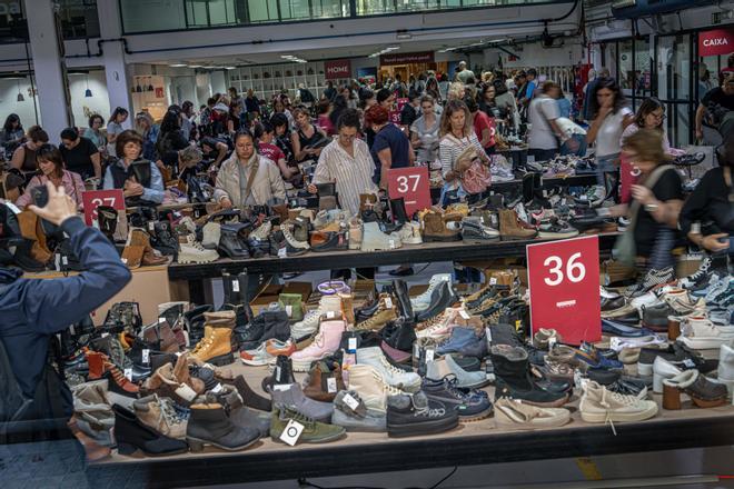 El outlet efímero de Casas triunfa en Barcelona: largas colas para cazar zapatos a precio de ganga