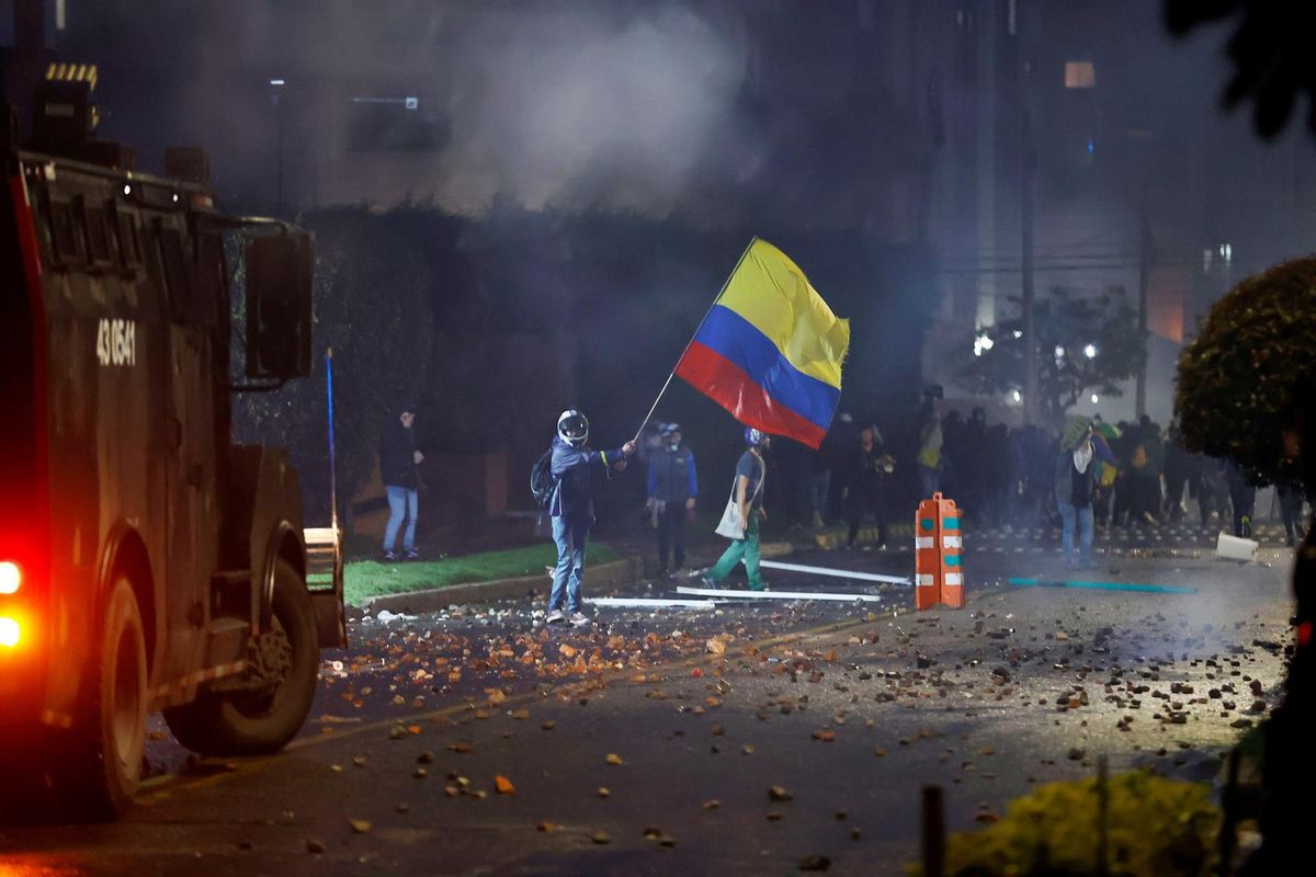 Antidisturbios se enfrentan a manifestantes que llegan al barrio donde tiene su residencia el presidente de Colombia Iván Duque, durante una jornada de protestas contra la reforma tributaria, hoy en Bogotá.