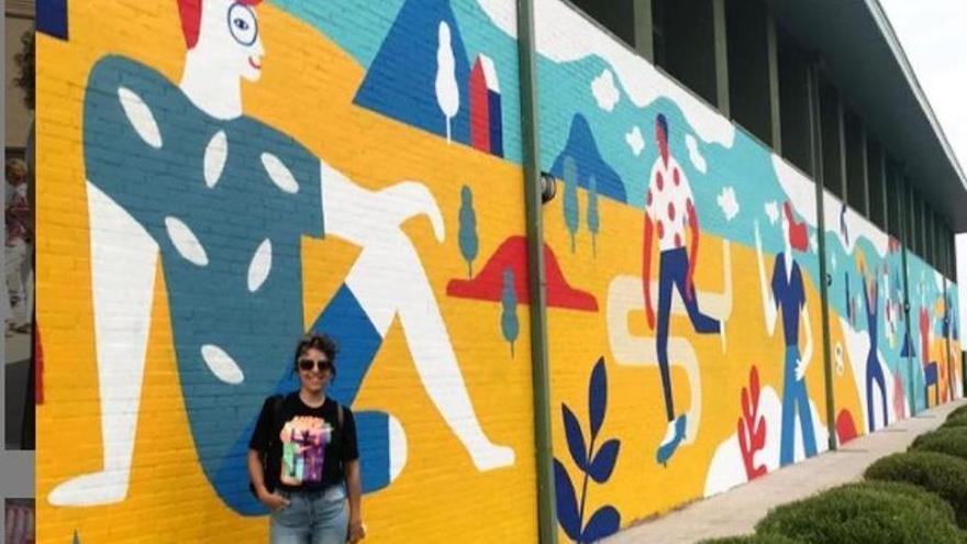 La artista zaragozana Harsa junto al mural que ha pintado en un colegio público de Rivas Valciamadrid.