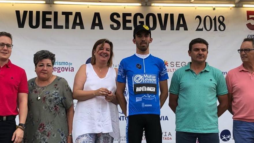 Eusebio Pascual, en el podio como líder de la Vuelta a Segovia