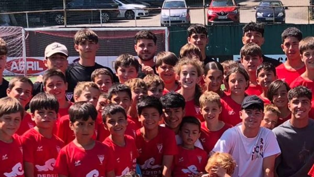 Dro entre una nube de jugadores de su antiguo club