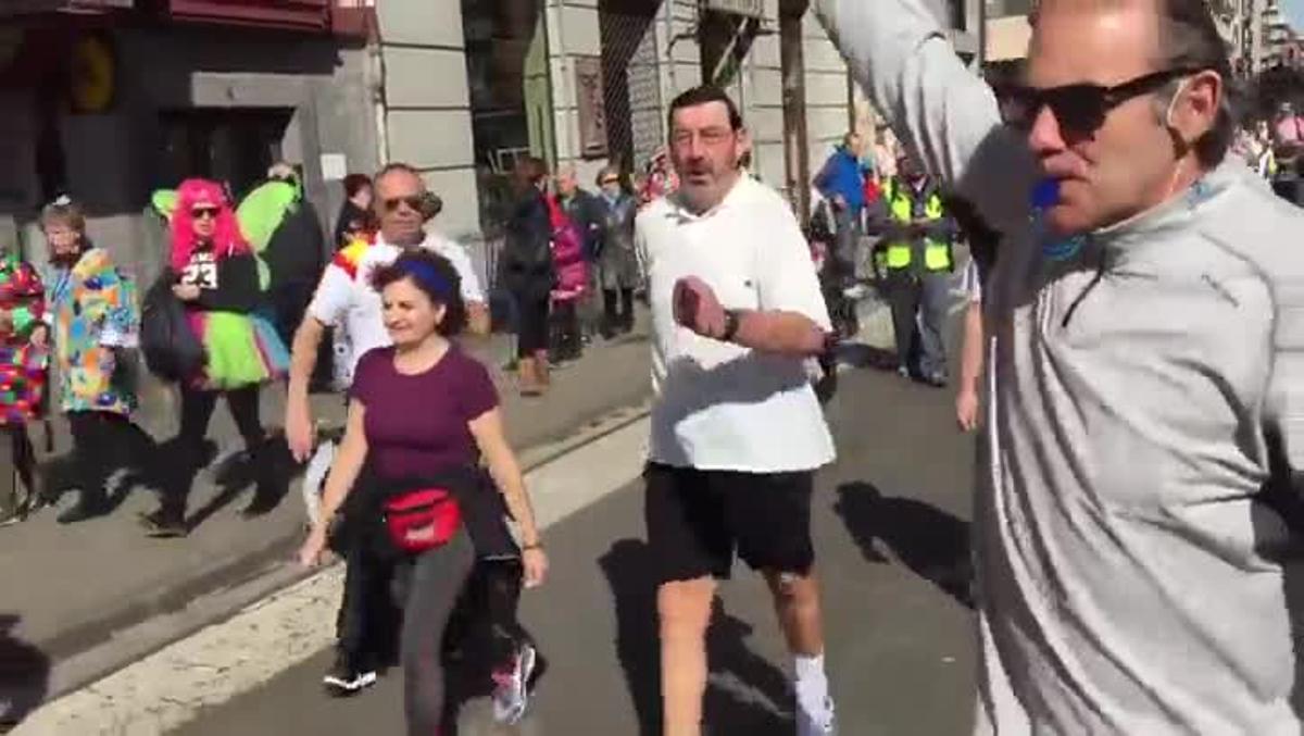 Un doble de Rajoy fent fúting durant els carnavals de Tolosa.