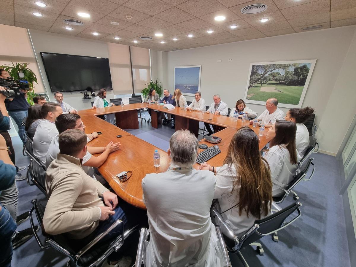 Reunión del comité de empresa del Hospital de Torrevieja con el conseller este martes.