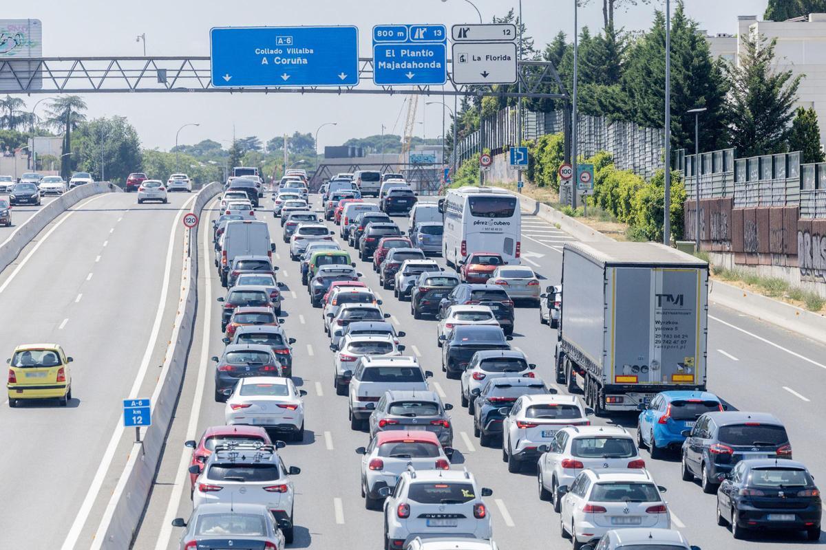 Para favorecer la circulación en las zonas más conflictivas, se instalarán carriles reversibles y adicionales mediante señalización, balizamiento y conos en las horas de mayor afluencia circulatoria y se establecerán itinerarios alternativos
