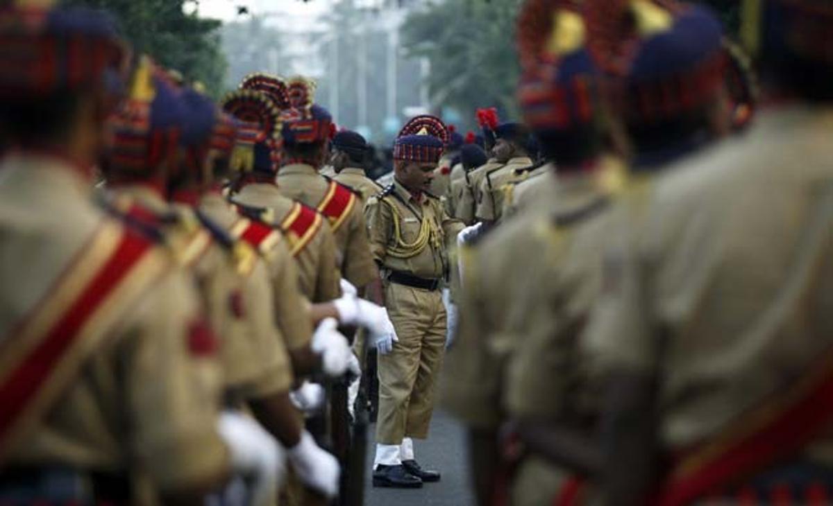 Escamots de la policia de Bombai formen files abans de participar en una marxa a Bombai (Índia). Avui es commemora el segon aniversari dels atemptats de Bombai, quan 10 homes armats van atacar diversos objectius a la ciutat i van matar 166 persones.
