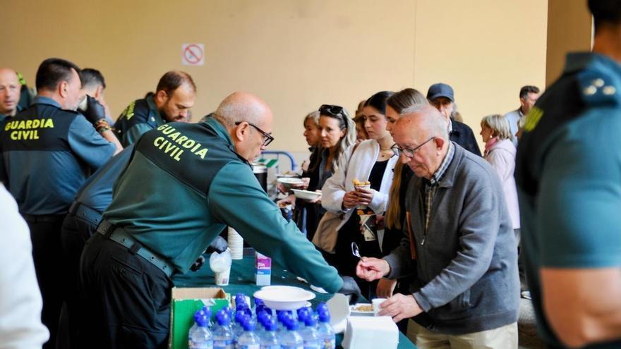 Vídeo | Migas, café y churros en la Comandancia de Badajoz para ayudar a Manos Unidas