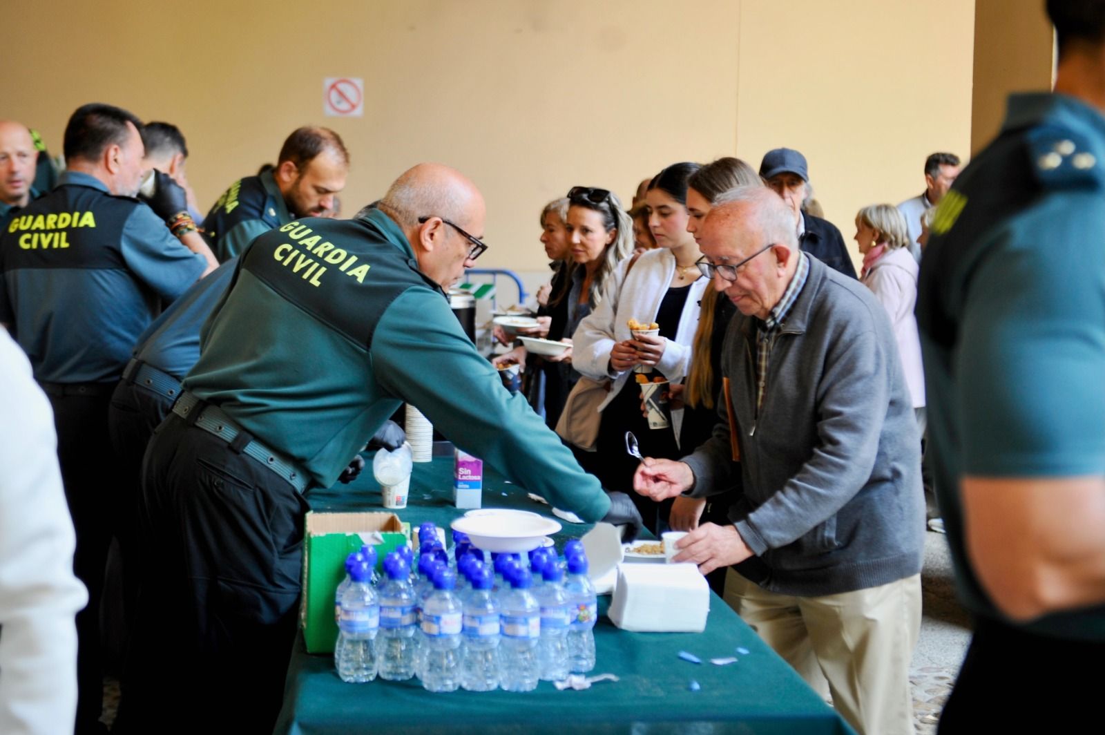 Vídeo | Migas, café y churros en la Comandancia de Badajoz para ayudar a Manos Unidas