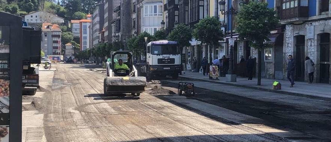 Maquinaria ayer trabajando en la avenida Marqueses de Argüelles de Ribadesella.