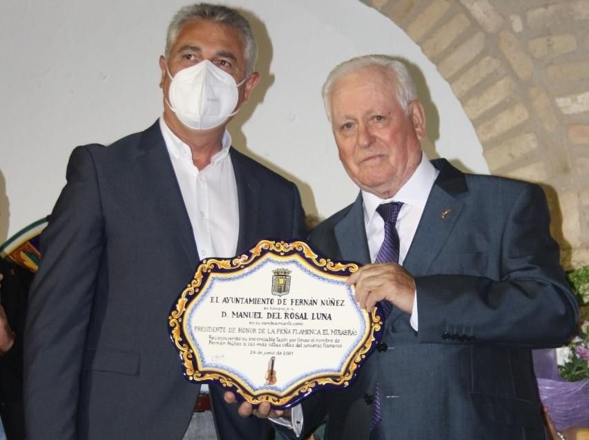 El alcalde de Fernán Núñez, Alfonso Alcaide, entrega una placa cerámica a Manuel del Rosal.