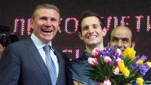 Lavillenie (dreta) somriu al costat de Bubka després de batre el rècord del món de salt amb perxa que l’ucraïnès va establir el 1993.