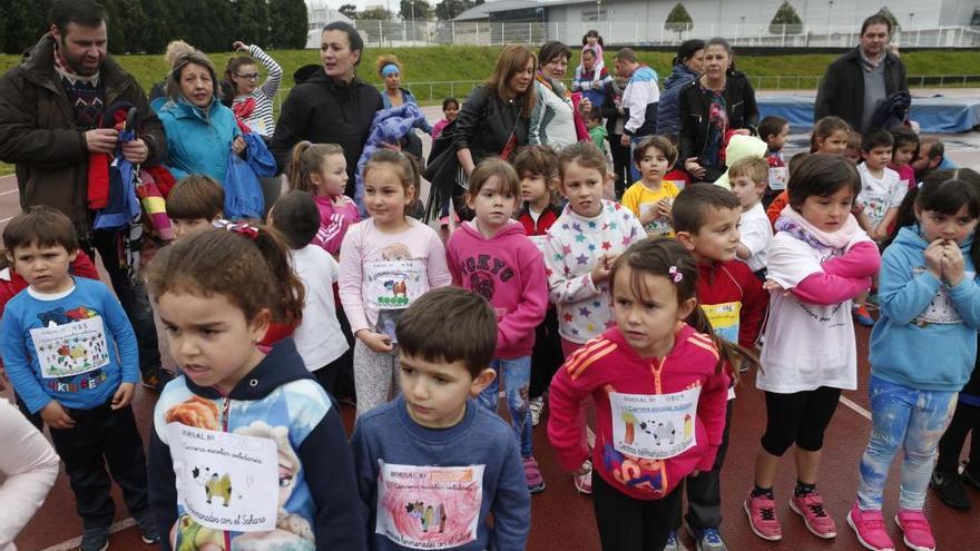 Un grupo de jóvenes corredores, en la actividad deportiva de 2016.