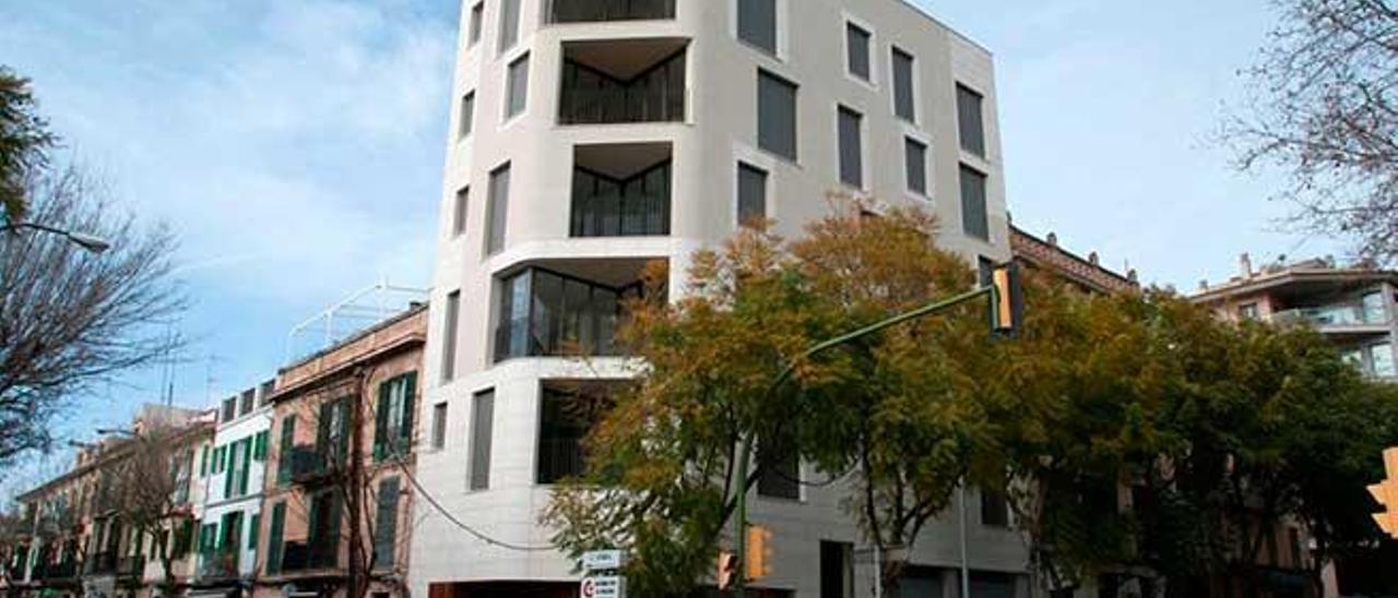 Edificio de la avenida Argentina con la calle Aníbal.