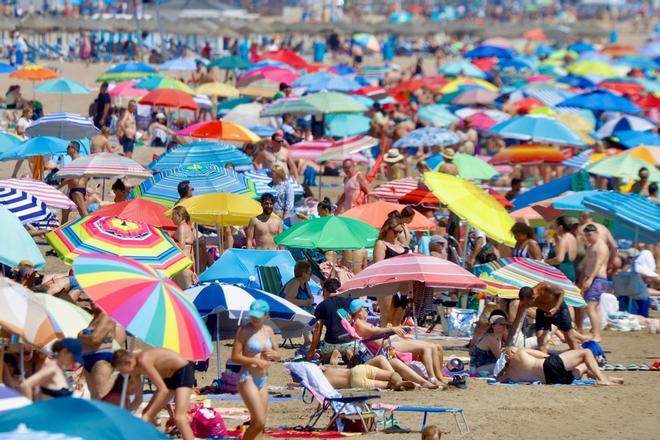 Las playas de València se llenan ante la llegada inminente de una nueva ola de calor