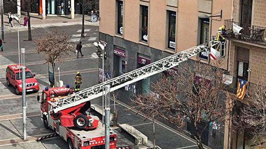 Els Bombers, ahir, a la plaça de Sant Domènec de Manresa